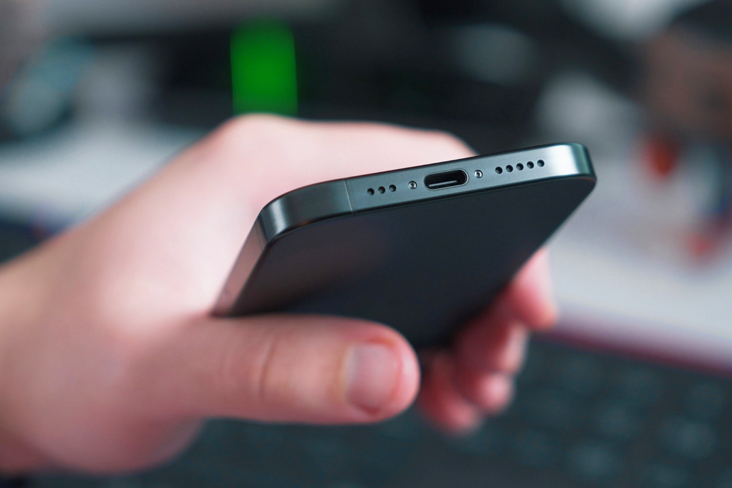 Контроллер USB-C для iPhone и его систему безопасности взломали – это могут использовать для джейлбрейка