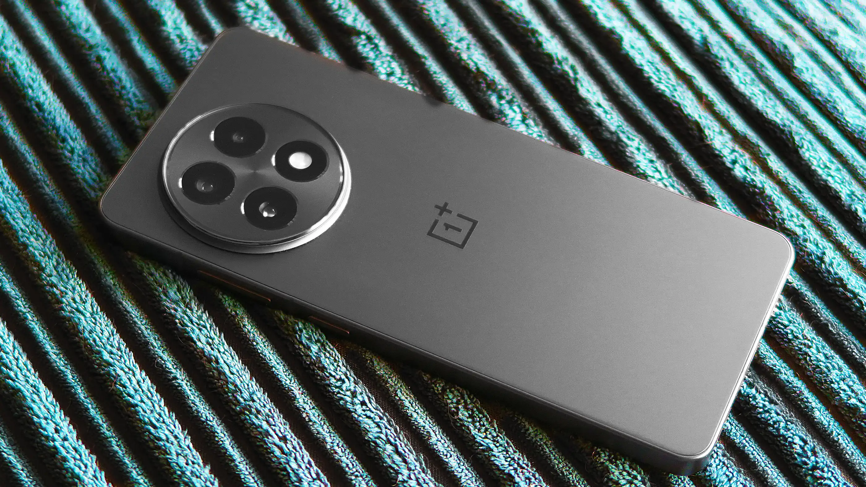 OnePlus 13R получил OxygenOS 15.0.0.850 с августовским патчем безопасности и поддержкой BeaconLink