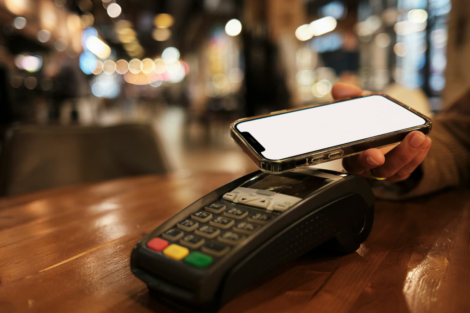 Оператор карт «Мир» запустит бесконтактную оплату через iPhone без Apple Pay