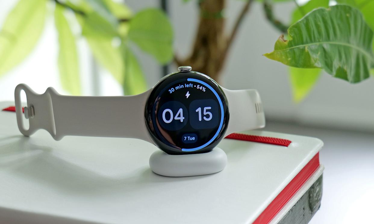 Новый механизм зарядки Pixel Watch 4 исправил слабые стороны предыдущей модели
