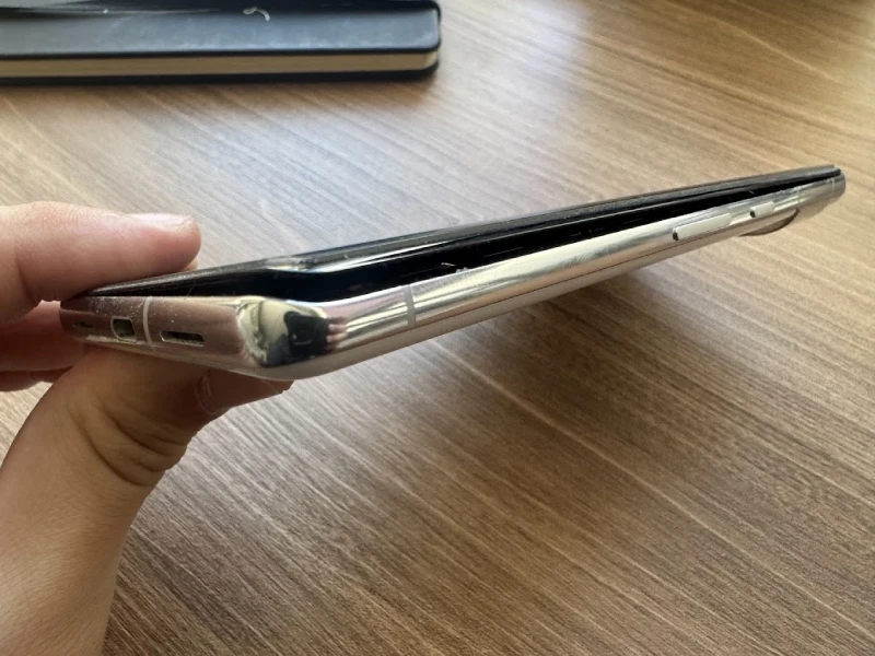 Владельцы Google Pixel 7 сталкиваются с вздутием батарей, приводящим к отслоению экрана